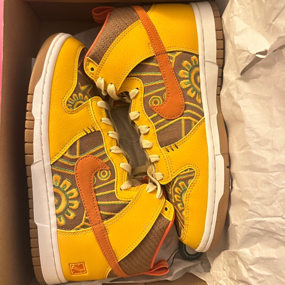 NEW Nike Aztec Shoes Somos familia